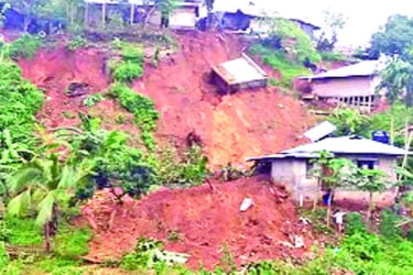 বৃষ্টিতে পাহাড়ধসের শঙ্কা কক্সবাজার রেললাইনে