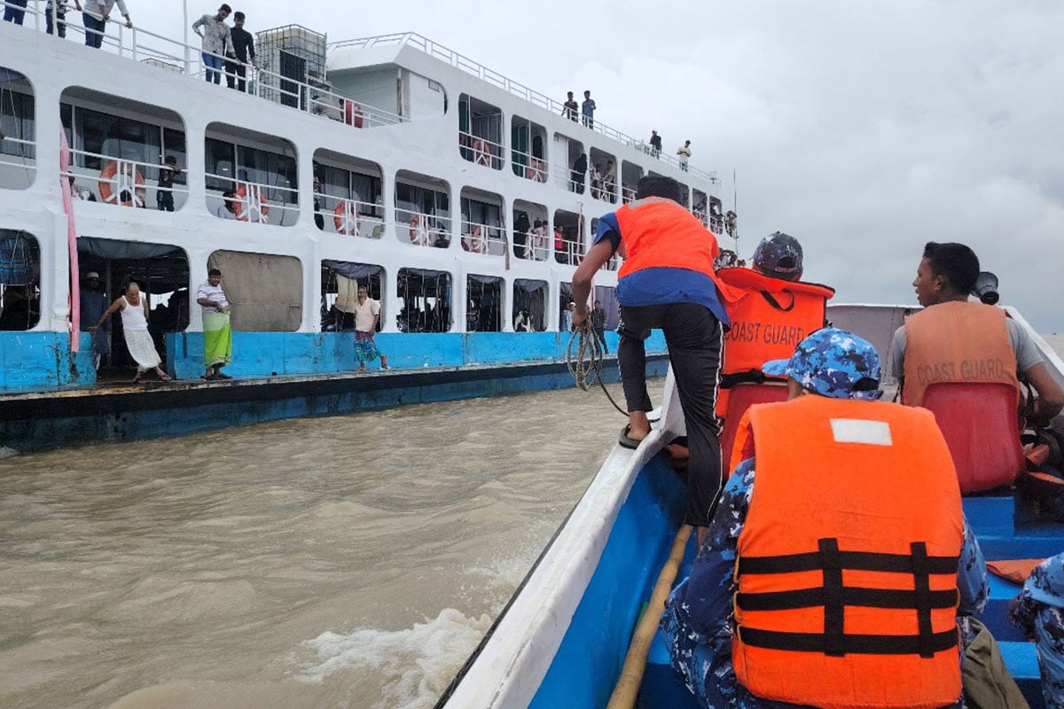 মাঝনদীতে অক্সিজেন সংকট, জীবন বাঁচাল কোস্ট গার্ড