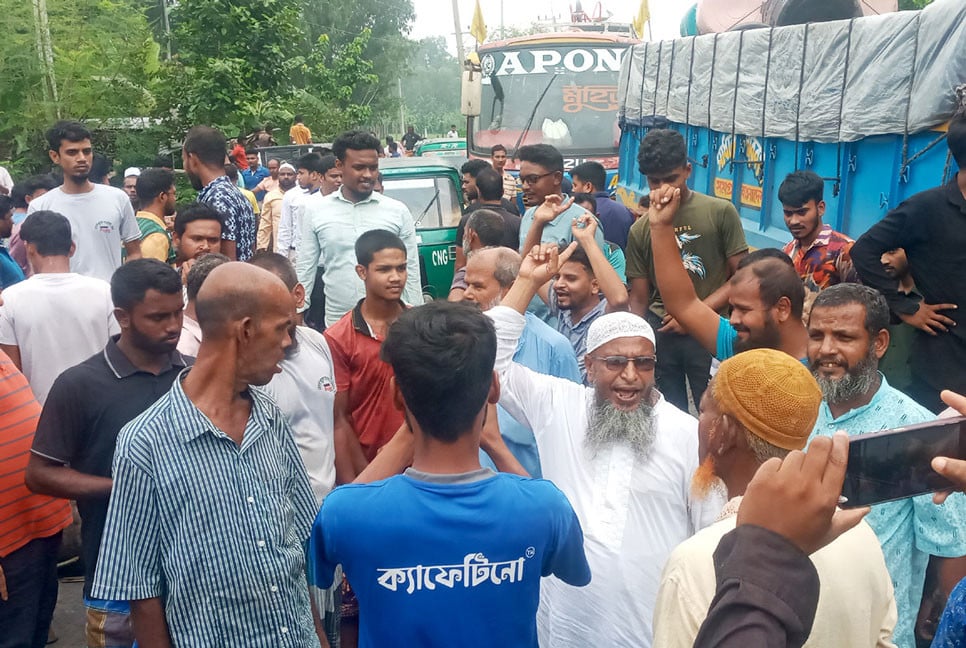 বগুড়ায় সড়ক অবরোধ করে পানি নিষ্কাশনের দাবি