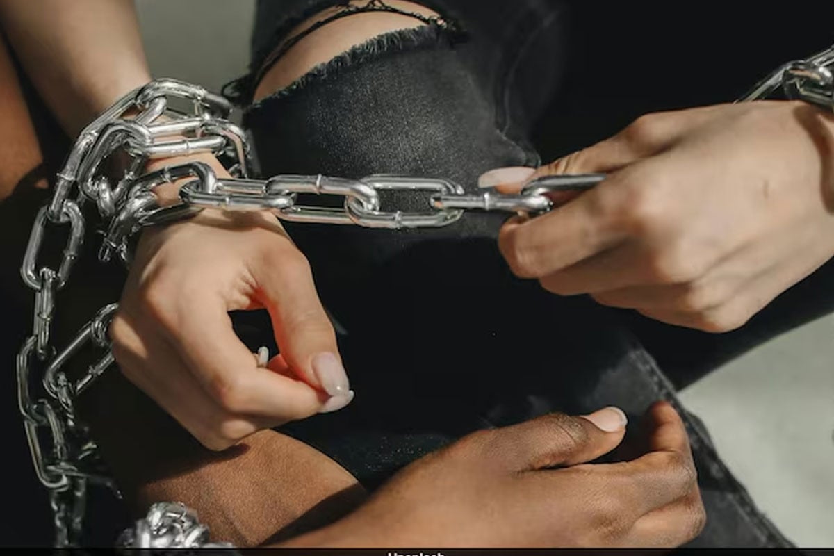 রাত-দিন বিছানায় শেকলে বন্দি অস্ট্রেলীয় নারী, পালালেন নাটকীয় উপায়ে
