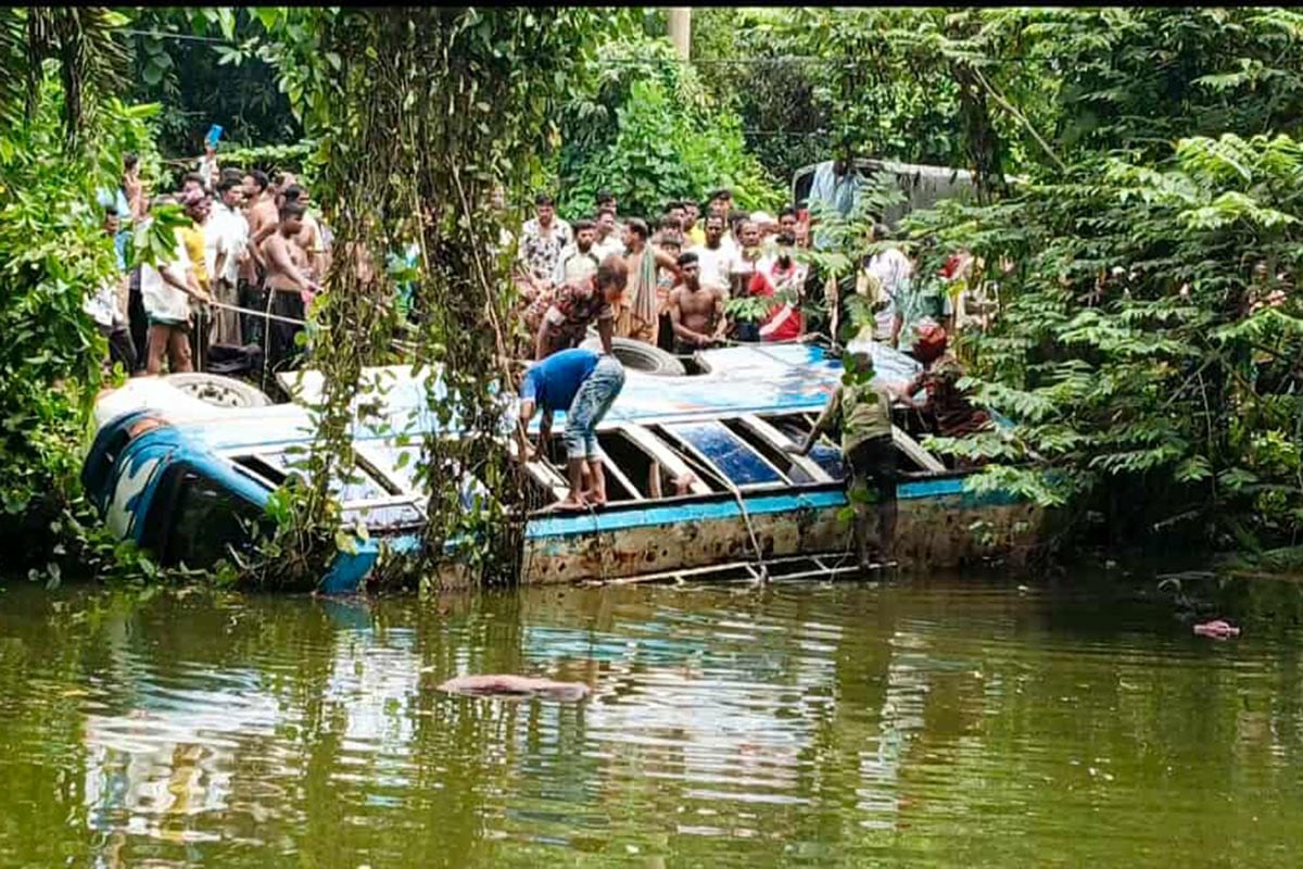বাস পুকুরে, প্রাণ গেল তিন মাসের শিশুর