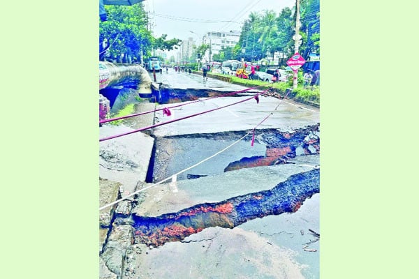 চট্টগ্রামে বর্ষণে দেবে গেল সড়ক ধসল ব্রিজ