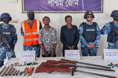 সুন্দরবনে অস্ত্র ও গুলিসহ বনদস্যু আসাবুর বাহিনীর দুই সদস্য আটক