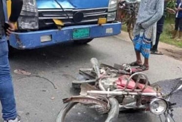 পিকআপ-মোটরসাইকেল সংঘর্ষে তিনজনের প্রাণহানি