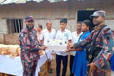 রামগড়ে দুর্গম স্কুলে বিজিবির শিক্ষা উপকরণ ও ক্রীড়া সামগ্রী বিতরণ