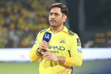 আগামী আইপিএলে খেলা নিয়ে ধোঁয়াশা রাখলেন ধোনি