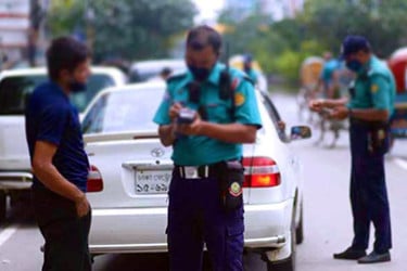 রাজধানীতে ট্রাফিক আইন লঙ্ঘনে ২১৭২ মামলা
