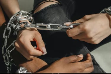 রাত-দিন বিছানায় শেকলে বন্দি অস্ট্রেলীয় নারী, পালালেন নাটকীয় উপায়ে