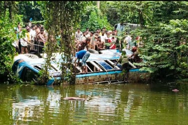 বাস পুকুরে, প্রাণ গেল তিন মাসের শিশুর