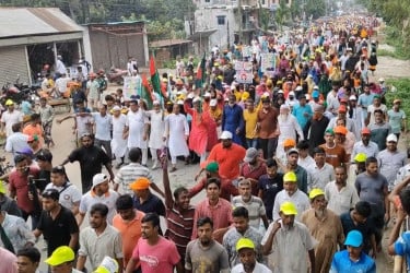 বেলকুচিতে বিএনপির বিজয় র‌্যালিতে জনতার ঢল
