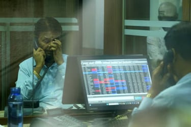 ট্রাম্পের শুল্ক আরোপ : ভারতের শেয়ারবাজারে বিশাল ধস, নামবে জিডিপিও!