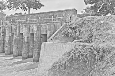 শত বছরের ঝুঁকিপূর্ণ স্লুইসগেট প্রাণহানির আশঙ্কা