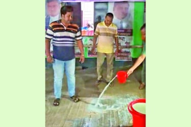 দুধ দিয়ে বিএনপি অফিস ধুয়ে দিল ছাত্রদল নেতা-কর্মীরা