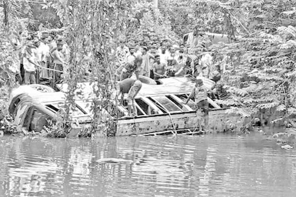 টাঙ্গাইলে পিকআপের ধাক্কায় নিহত মোটরসাইকেলের তিন আরোহী