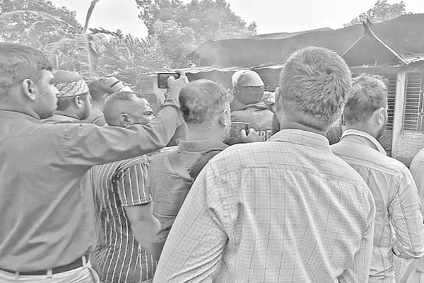 গৃহবধূকে হত্যার অভিযোগ স্বামীর বাড়িতে আগুন