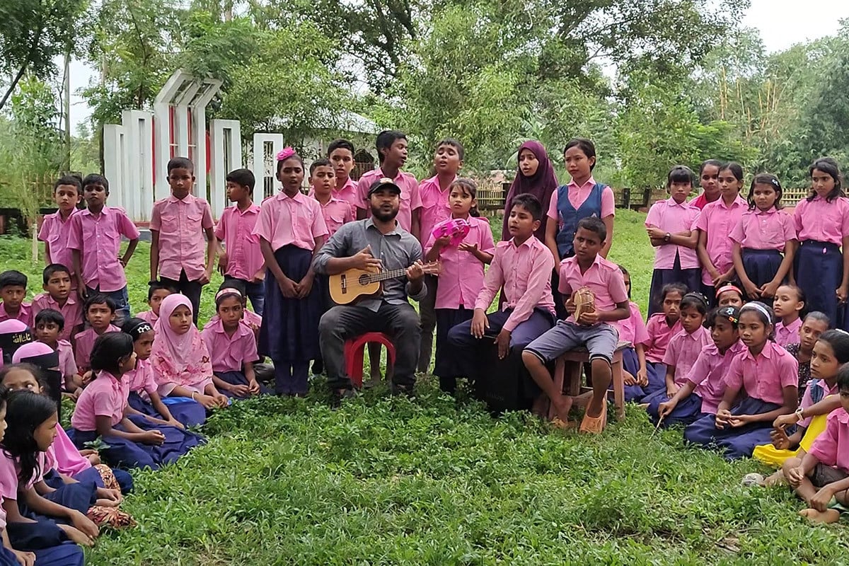 গান-বাজনায় মুখরিত এক আনন্দময় বিদ্যালয়ের গল্প