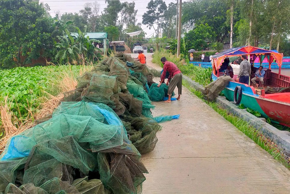 নাটোরে নিষিদ্ধ জাল পুড়িয়ে ধ্বংস