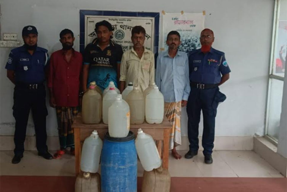 আখাউড়ায় চোলাই মদসহ গ্রেফতার ৪