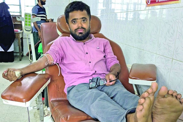 রক্তদানে অনন্য দৃষ্টান্ত