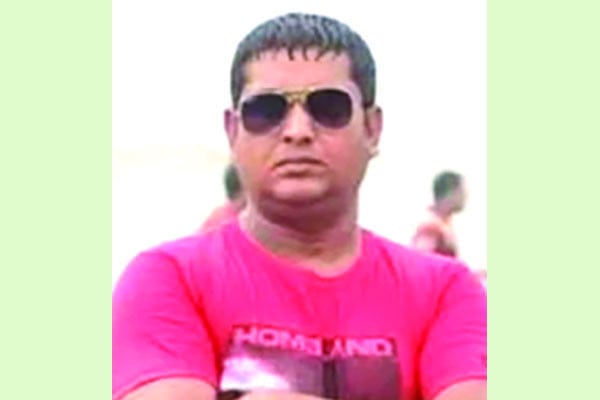 সড়কে রক্তমাখা প্রাইভেট কার, পাশে গলা কাটা লাশ