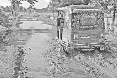 কার্পেটিং তুলেই বন্ধ রাস্তার কাজ