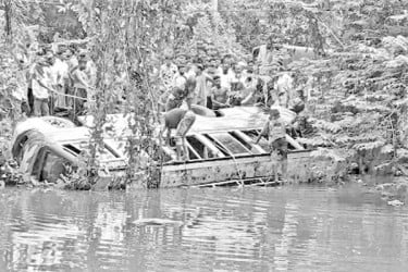 টাঙ্গাইলে পিকআপের ধাক্কায় নিহত মোটরসাইকেলের তিন আরোহী