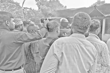 গৃহবধূকে হত্যার অভিযোগ স্বামীর বাড়িতে আগুন