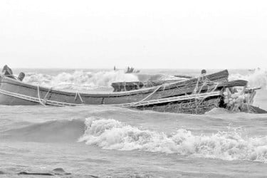 সৈকতে ভেসে এলো জেলের লাশসহ ট্রলার