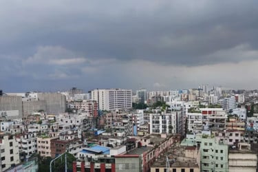 গুঁড়ি গুঁড়ি বৃষ্টির দিনেও ভালো নেই ঢাকার বাতাস