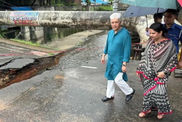 চট্টগ্রামে খালে ধসে পড়া সেতু পরিদর্শন করলেন শিল্প উপদেষ্টা