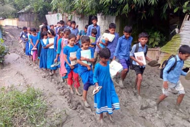 কাদায় বেহাল সড়ক 
দুর্ভোগে শিক্ষার্থীরা
