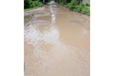 সড়কজুড়ে খানাখন্দ, ভোগান্তিতে হাজারো মানুষ
