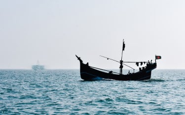 বঙ্গোপসাগরে মাছ ধরার নৌকা ডুবে ৮ জেলে নিখোঁজ