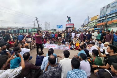স্বাস্থ্যখাতে সংস্কারের দাবিতে ৭ ঘণ্টা বরিশাল-ঢাকা মহাসড়ক অবরোধ