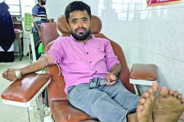 রক্তদানে অনন্য দৃষ্টান্ত