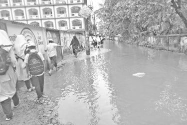 সামান্য বৃষ্টিতেই জলাবদ্ধতা নোয়াখালী পৌরসভায়