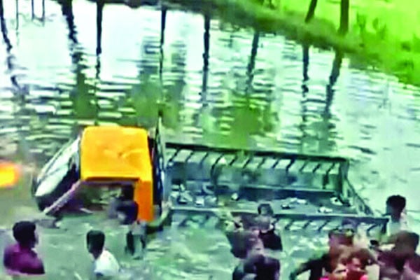 কুমিল্লায় খেলা শেষে ফেরার পথে ট্রাক খাদে শিক্ষার্থী নিহত