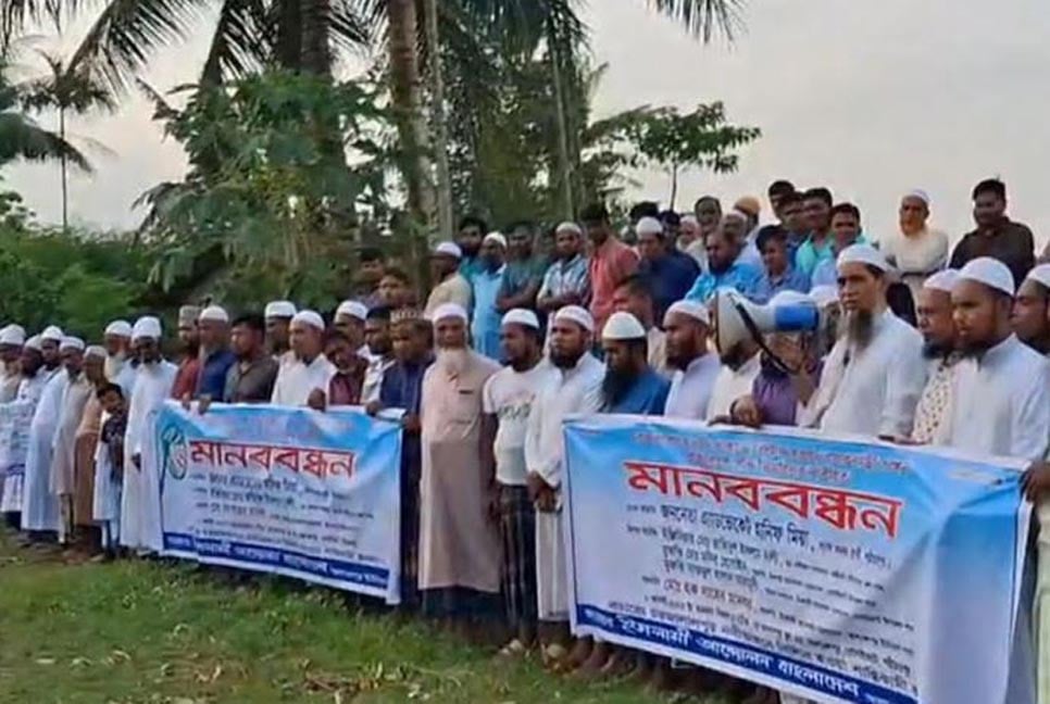 গোসাইরহাটে স্থায়ী বাঁধ নির্মাণের দাবিতে মানববন্ধন