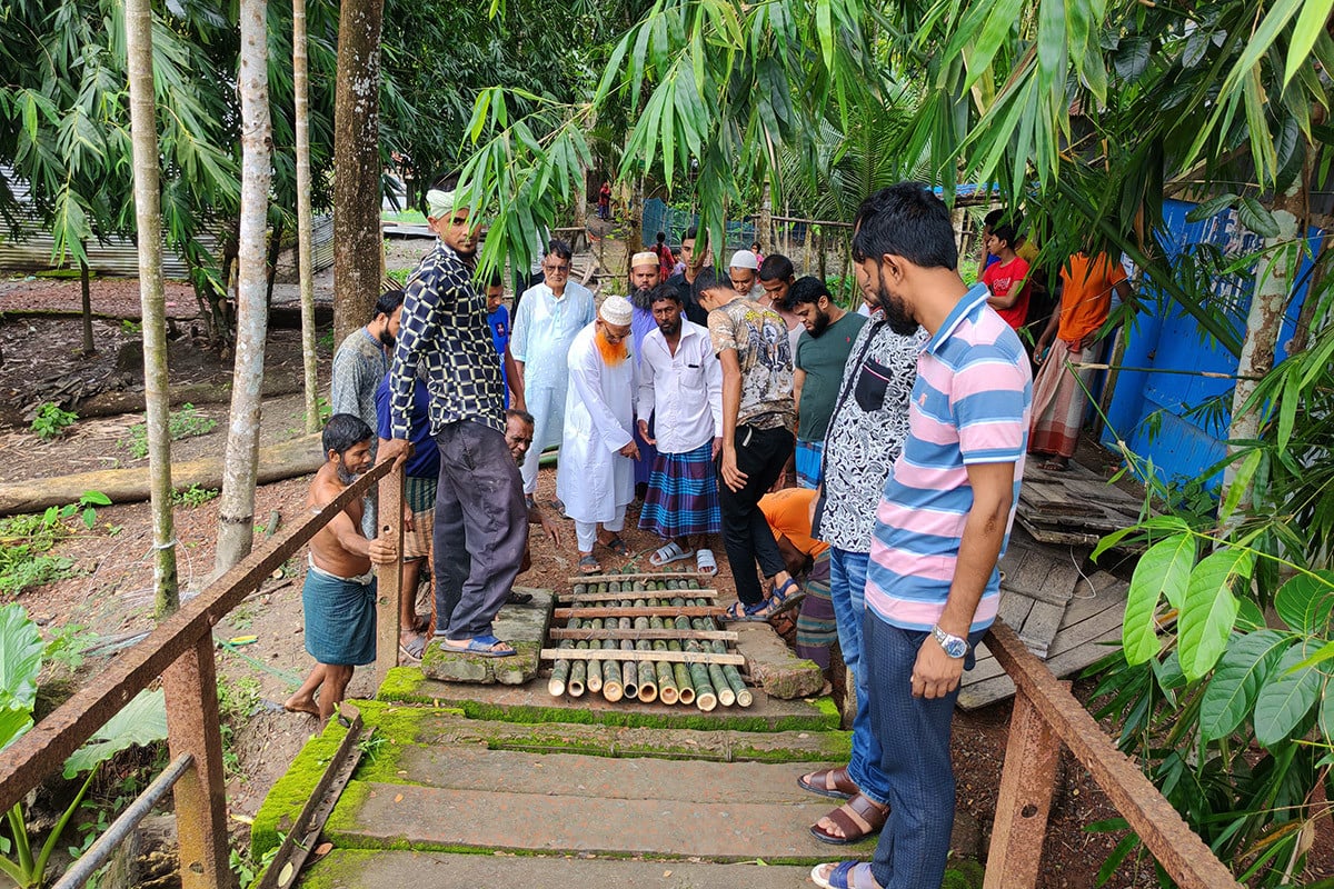 কাঠালিয়ায় স্বেচ্ছাশ্রমে ঝুঁকিপূর্ণ ব্রিজ মেরামত করলো ক্ষুব্ধ এলাকাবাসী