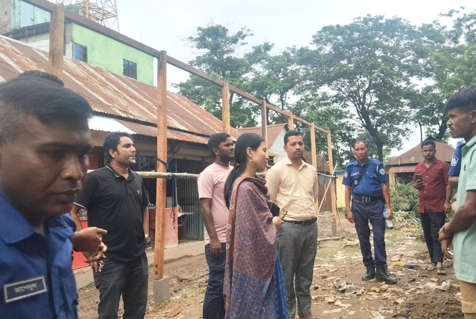 বিজয়নগরে খাস জায়গায় নির্মাণাধীন অবৈধ দোকান অপসারণ