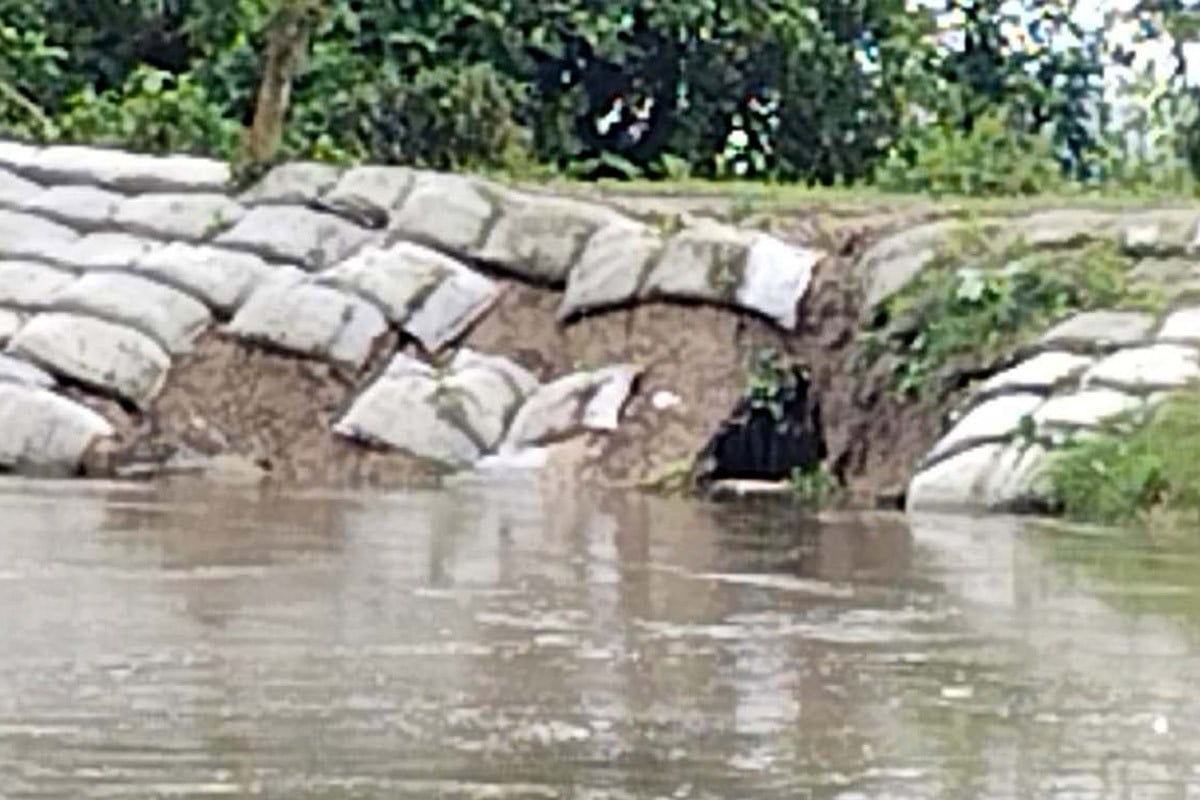 বগুড়ায় নদীতে পানি বৃদ্ধি, ধসে পড়ছে সড়ক