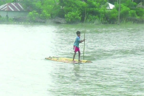 বন্যায় তিস্তাতীরে মানুষের ভোগান্তি