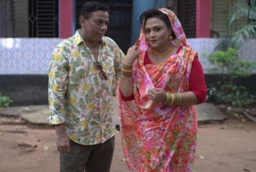 নিজেকে খুঁজে ফেরার গল্পে ‘ঘোমটা’