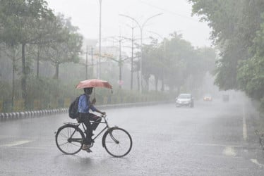 আগামী ২৪ ঘণ্টায় দেশজুড়ে ঝরবে বজ্রবৃষ্টি