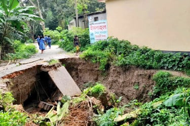 বগুড়ায় টানা বৃষ্টিতে সড়কে ধস হুমকিতে স্কুল ভবন