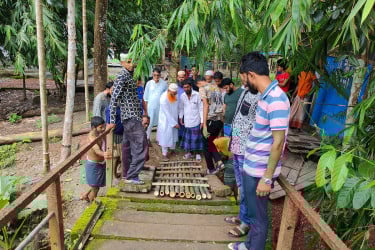 কাঠালিয়ায় স্বেচ্ছাশ্রমে ঝুঁকিপূর্ণ ব্রিজ মেরামত করলো ক্ষুব্ধ এলাকাবাসী