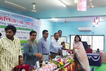 মেহেরপুরে শতাধিক এসএসসি কৃতি শিক্ষার্থীকে সংবর্ধনা