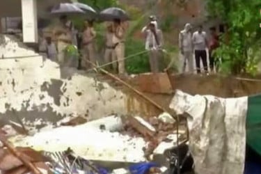 দিল্লিতে মন্দিরের দেয়াল ধসে নিহত ৮
