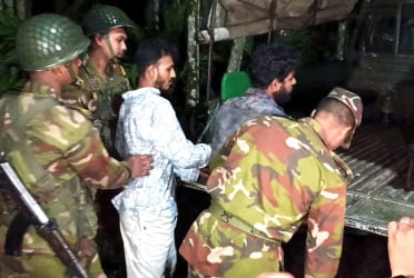 লক্ষ্মীপুরে আগ্নেয়াস্ত্র-ইয়াবাসহ তিন যুবক গ্রেপ্তার
