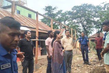 বিজয়নগরে খাস জায়গায় নির্মাণাধীন অবৈধ দোকান অপসারণ